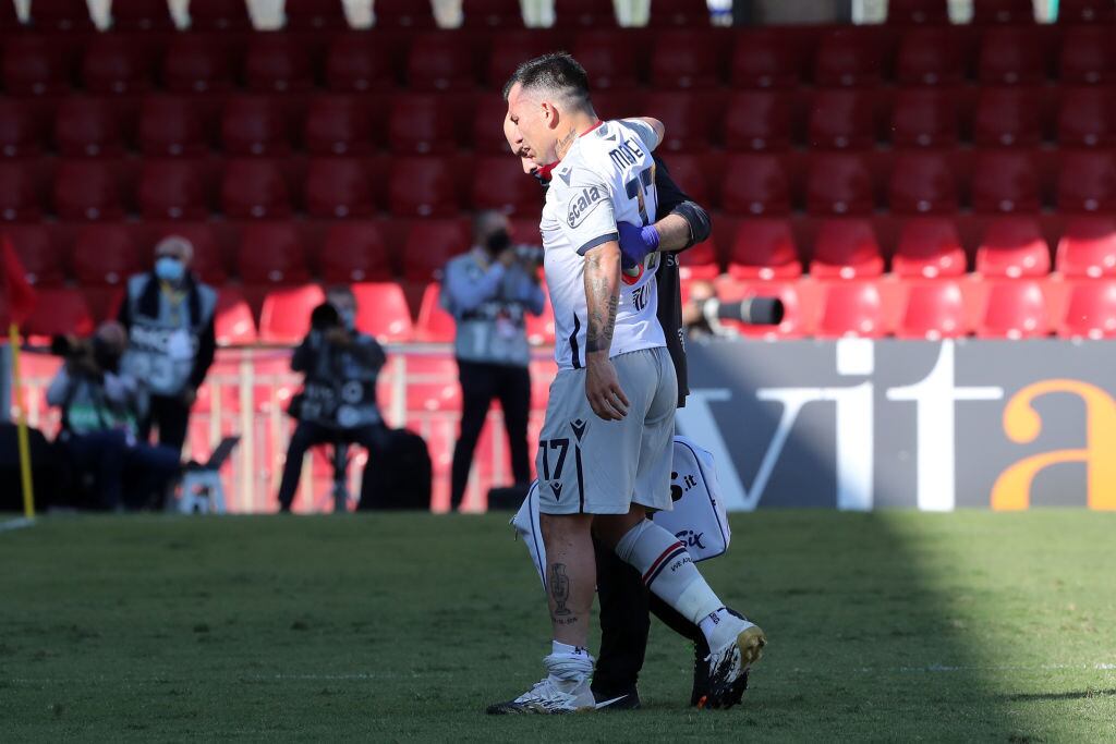 Gary Medel abandona la cancha tras lesión