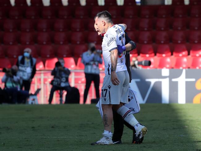 Gary Medel abandona la cancha tras lesión