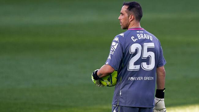 SEVILLE, SPAIN - JANUARY 02: Claudio Bravo of Real Betis looks on during the La Liga Santander match between Real Betis and Sevilla FC at Estadio Benito Villamarin on January 02, 2021 in Seville, Spain. (Photo by Mateo Villalba/Quality Sport Images/Getty Images)