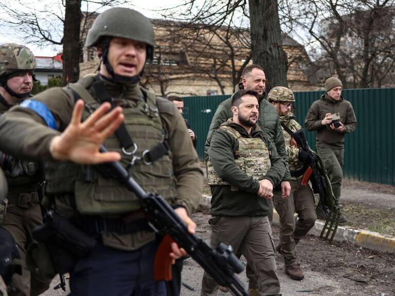 Volodimir Zelenski rodeado de soldados ucranianos en su visita a Bucha