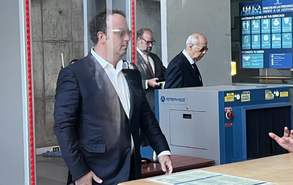 Álvaro Jalaff llegando al Centro de Justicia en la primera jornada de formalización por el llamado caso Factop | X @dforeror