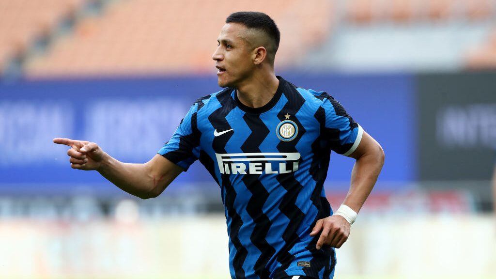 MILAN, ITALY - MAY 08: Alexis Sanchez of FC Internazionale celebrates after scoring their team's second goal  during the Serie A match between FC Internazionale  and UC Sampdoria at Stadio Giuseppe Meazza on May 08, 2021 in Milan, Italy. Sporting stadiums around Italy remain under strict restrictions due to the Coronavirus Pandemic as Government social distancing laws prohibit fans inside venues resulting in games being played behind closed doors. (Photo by Marco Luzzani/Getty Images)