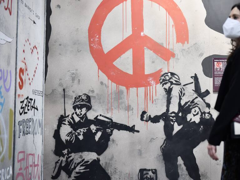 Llega a Chile exposición del enigmático artista británico Banksy