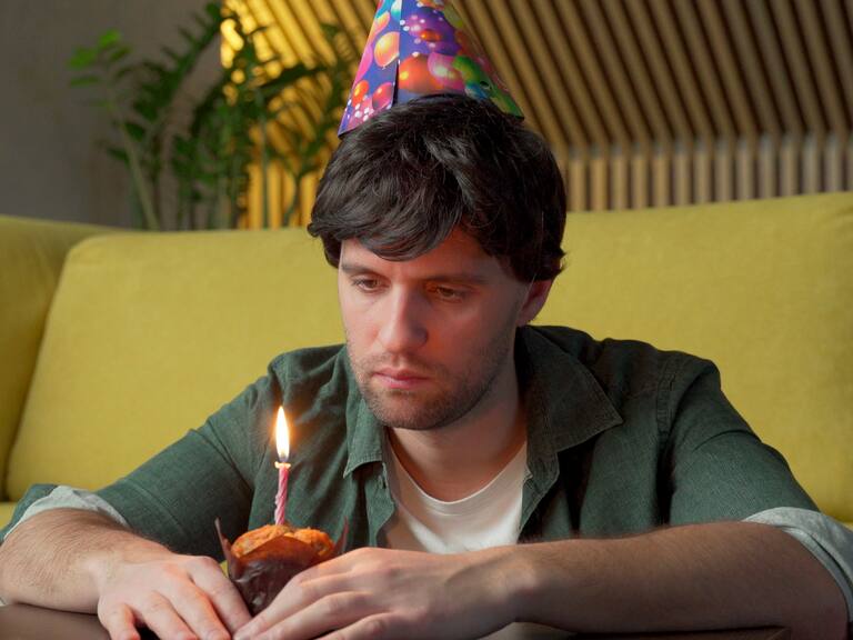 Por qué a algunas personas no les causa felicidad celebrar su cumpleaños, según la psicología