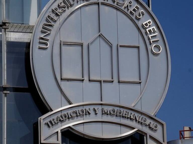 Universidad Andrés Bello abre sumario a decano de Derecho por denuncias de acoso a profesores