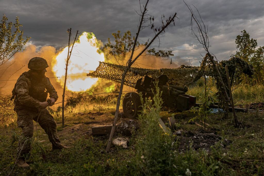 Militares de Ucrania disparan artillería en su ofensiva en el Donetsk