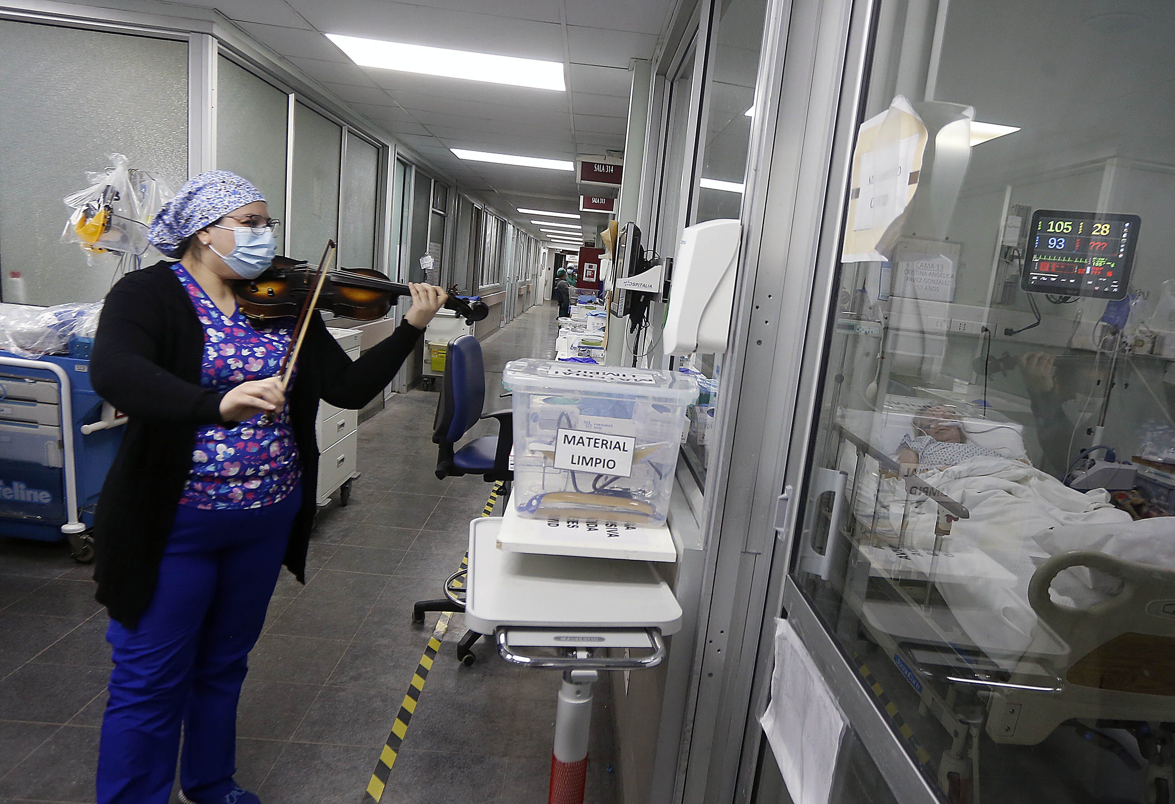 Todos los martes y jueves, Damaris Silva, quien trabaja como técnico en enfermería en el Hospital El Pino, toca su violín a pacientes internados en la Unidad de Cuidados Intensivos