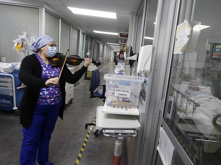 Todos los martes y jueves, Damaris Silva, quien trabaja como técnico en enfermería en el Hospital El Pino, toca su violín a pacientes internados en la Unidad de Cuidados Intensivos