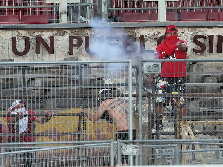 Triste regreso del fútbol al Estadio Nacional: así quedó la galería dañada por barristas de Colo Colo