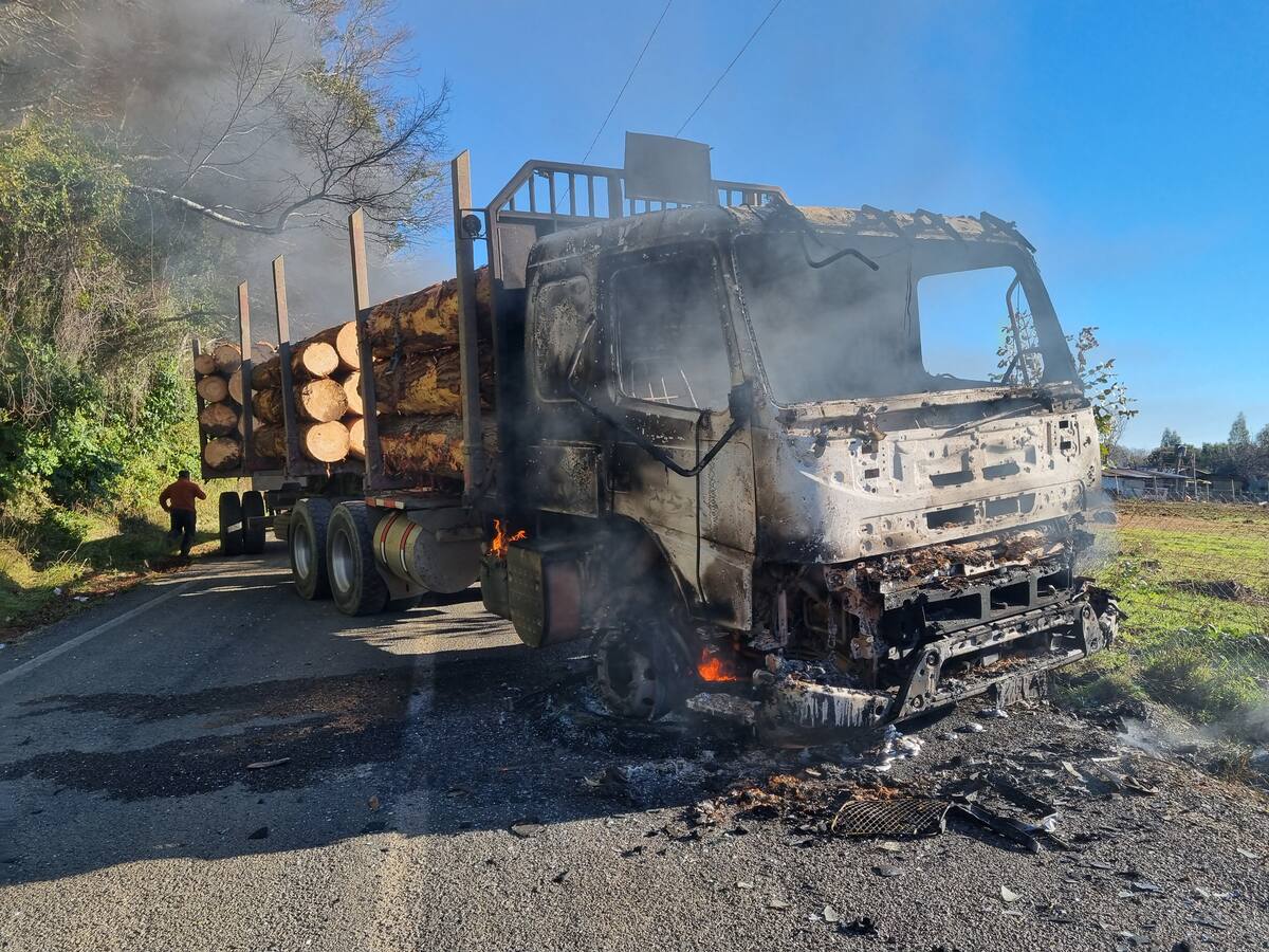Nuevo atentado incendiario en La Araucanía: balean a trabajador y destruyen equipo forestal en Ercilla