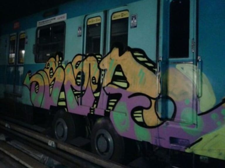 Turista detenida por realizar enorme grafiti en Metro de Santiago