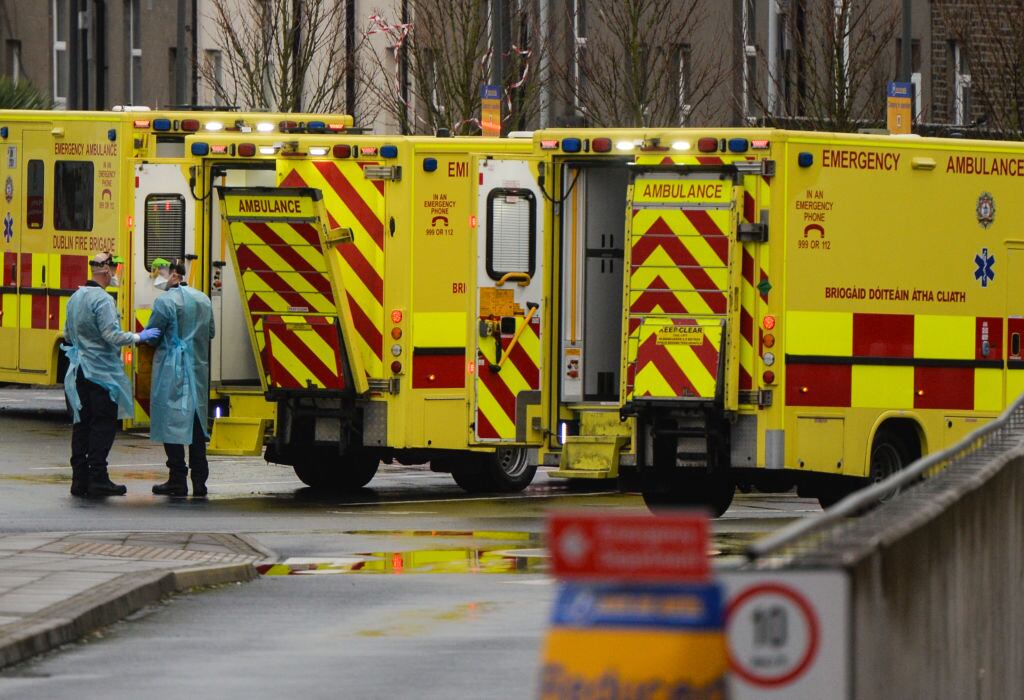 Ambulancias trasladan pacientes Covid-19 en Irlanda