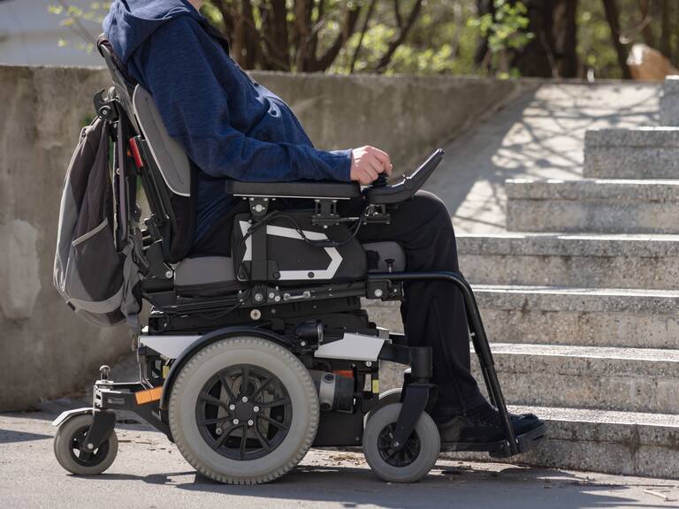 Hombre en silla de ruedas es apuñalado 6 veces durante asalto en Talca: está grave