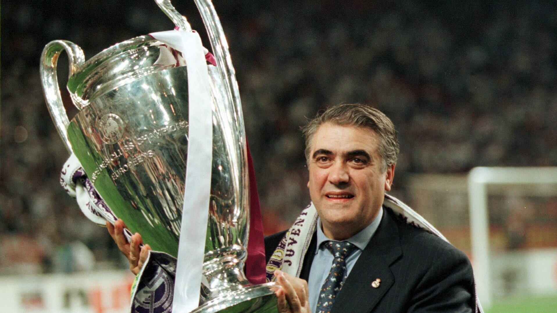 (GERMANY OUT) Vereinspräsident Real MadridChampions League Finale in Amsterdam:Real Madrid - Juventus Turin 1:0- nach der Siegerehrung mit dem Pokal (Photo by contrast/Behrendt/ullstein bild via Getty Images)