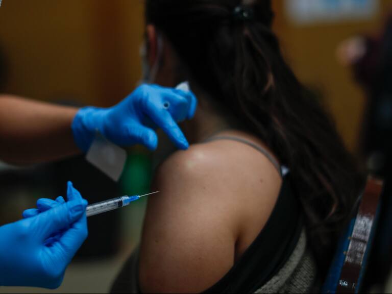 Catterina Ferreccio, epidemióloga de la UC, sobre vacunación: «Es un error apurar la tercera dosis»