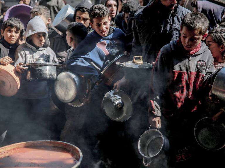 Niños palestinos esperan por algo de comida, en medio de la crisis de hambre que enfrenta la población que sobrevive en la Franja de Gaza de Palestina.