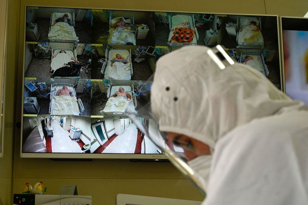 Doctor vigila a pacientes con Covid-19 en una UCI de hospital de Bulgaria