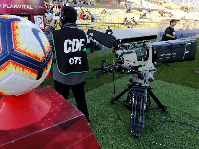 24 DE AGOSTO DE 2019/VIÑA DEL MARBalon del partido y un equipo del Canal del Futbol (CDF), durante el partido valido por la fecha 19 del Camponato Nacional AFP PlanVital 2019, entre Everton y Coquimbo Unido, disputado en el Estadio Sausalito.
FOTO: LEONARDO RUBILAR CHANDIA/AGENCIAUNO
