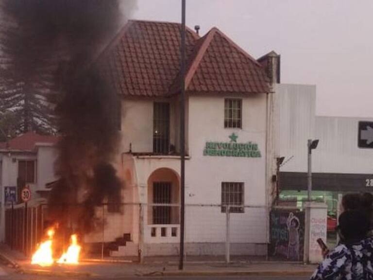 Desconocidos encienden barricada en frontis de sede de Revolución Democrática