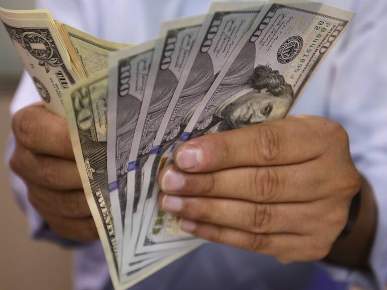 Dólar se mantiene a la baja y se posiciona bajo los 900 pesos por primera vez en meses