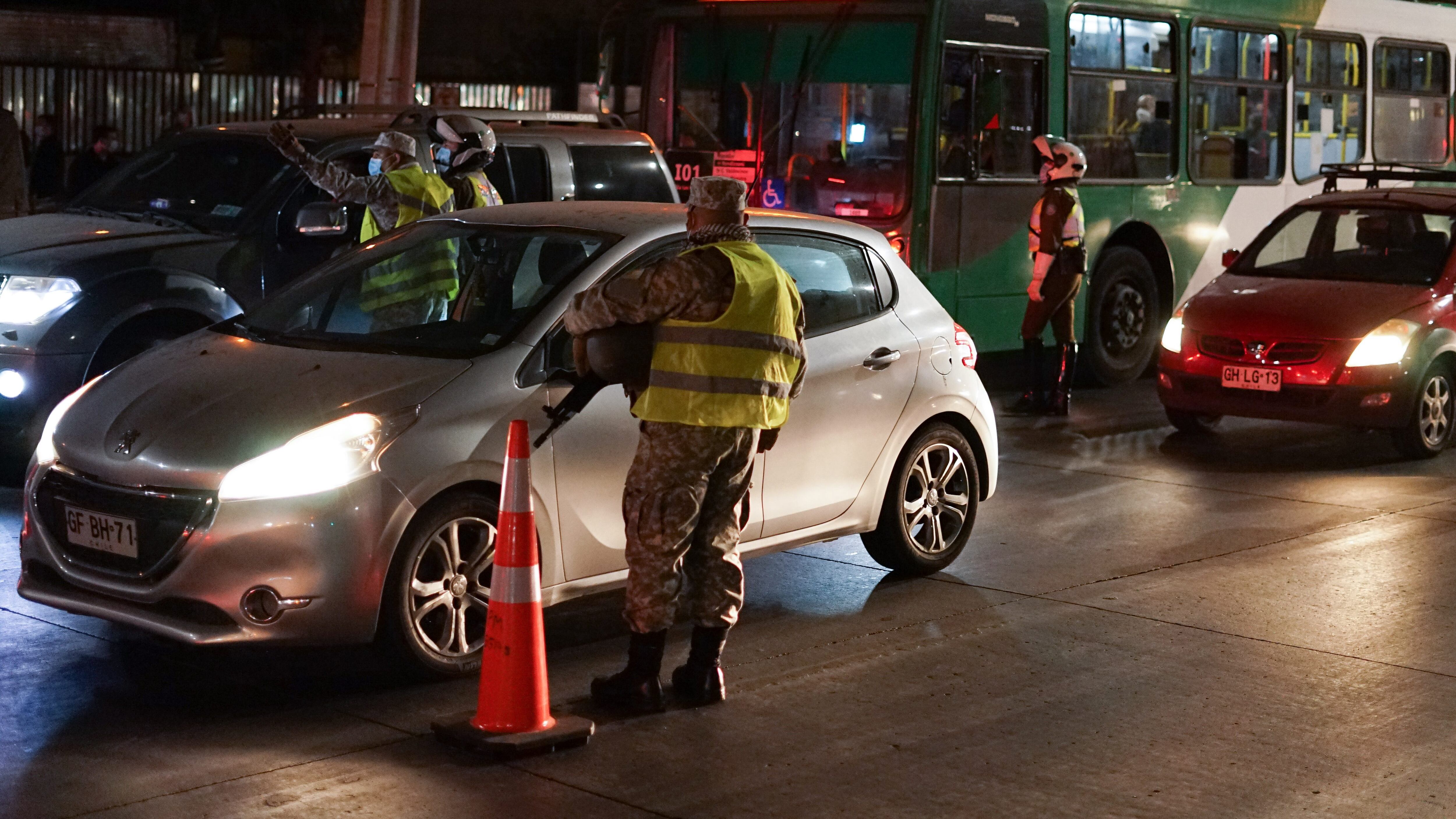 18 de Marzo de 2021/SANTIAGO Nueve comunas de la región metropolitana retroceden a cuarentena, entre ellas Cerrillos (en las imágenes) las cuales vuelven a tener controles militares y de carabineros para su ingreso
FOTO: FRANCISCO CASTILLO/AGENCIAUNO