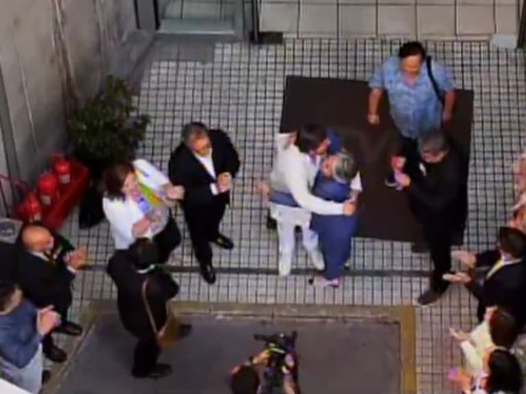 Con desatada performance de Bombo Fica: Así fue la llegada de Jeannette Jara al debate Anatel