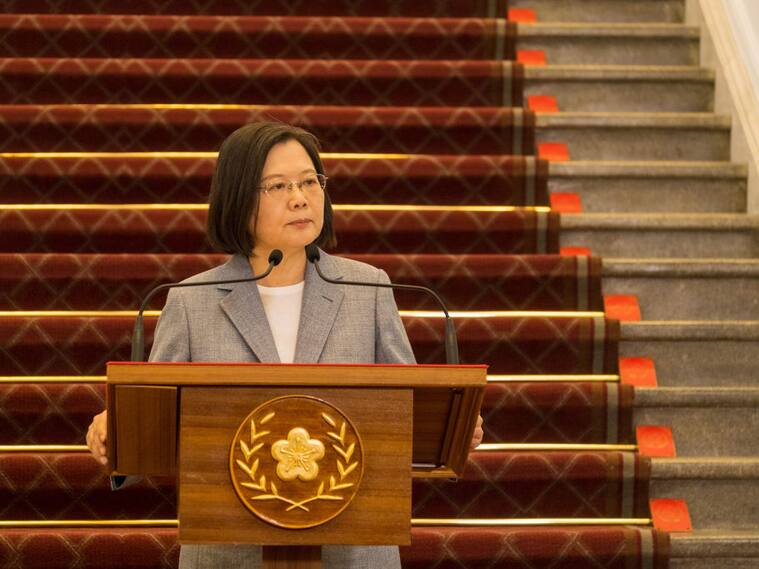 La mandataria de Taiwán, Tsai Ing-Wen, habla ante los medios