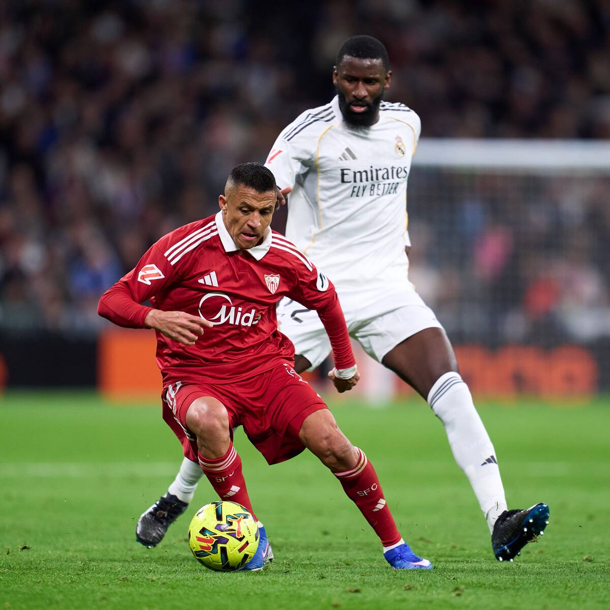 Con Sánchez y Suazo en cancha: Sevilla no pudo dar la sorpresa y cayó ante Real Madrid en el Bernabéu