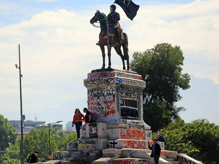 Realizaron limpieza y borrado de rayados en Plaza Baquedano