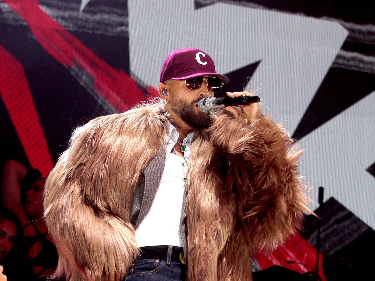 Maluma detiene concierto para regañar a una mujer que fue con bebé: “Ese niño no quiere estar ahí”