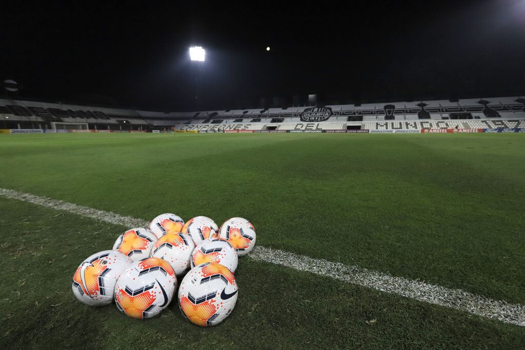 Los balones sin moverse y la cancha vacía en el Estadio Manuel Ferreira de Asunción