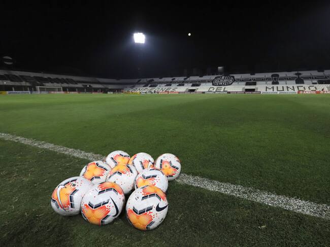 Los balones sin moverse y la cancha vacía en el Estadio Manuel Ferreira de Asunción