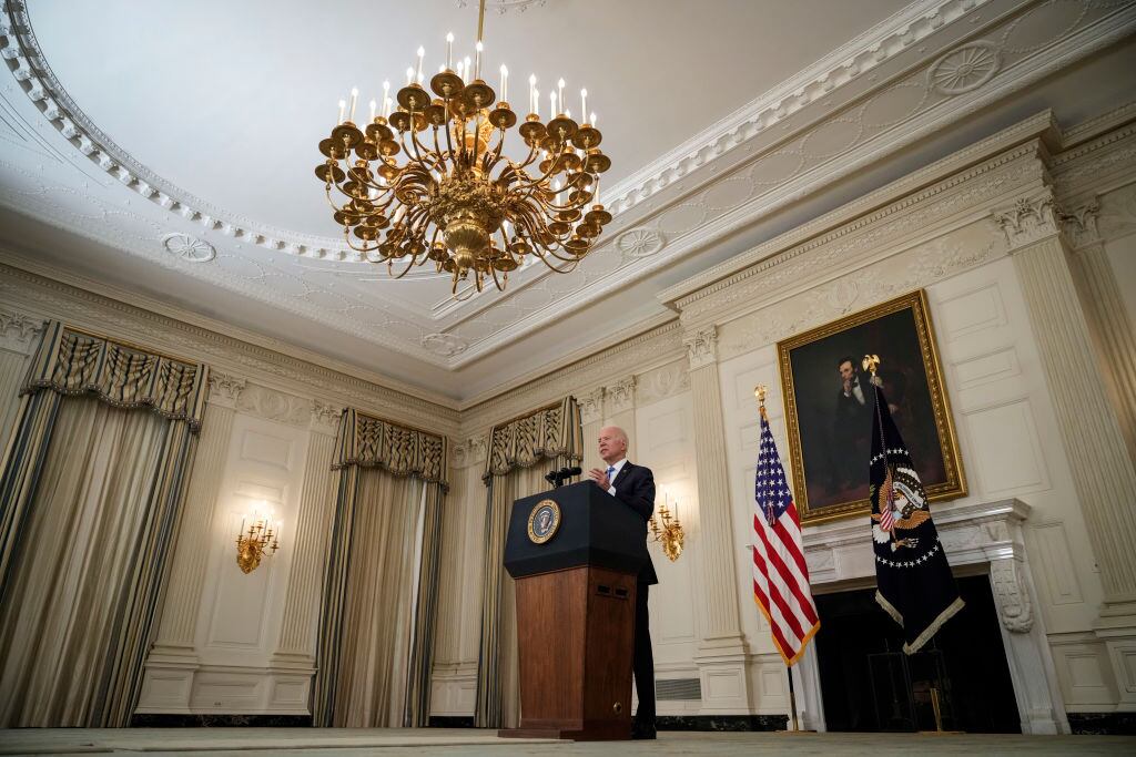 Joe Biden habla en un salón de la Casa Blanca en Washington