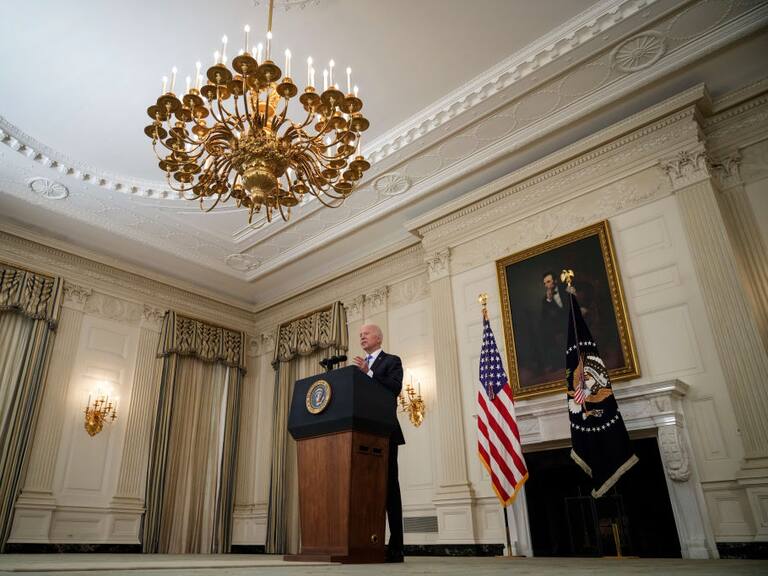 Joe Biden habla en un salón de la Casa Blanca en Washington