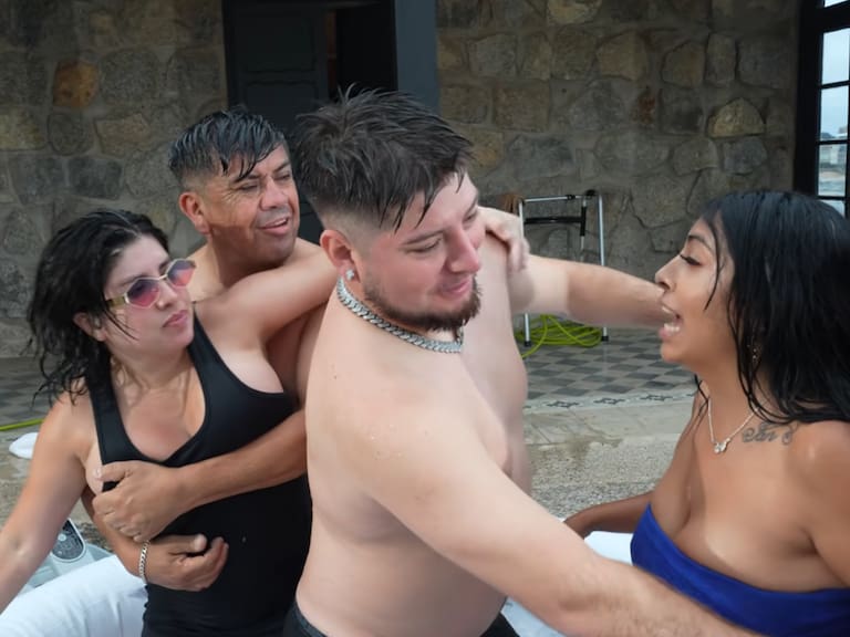 “Si él te quisiera, mamita, no te andaría gorreando. Él dice que es soltero en todos lados. Me lo...”