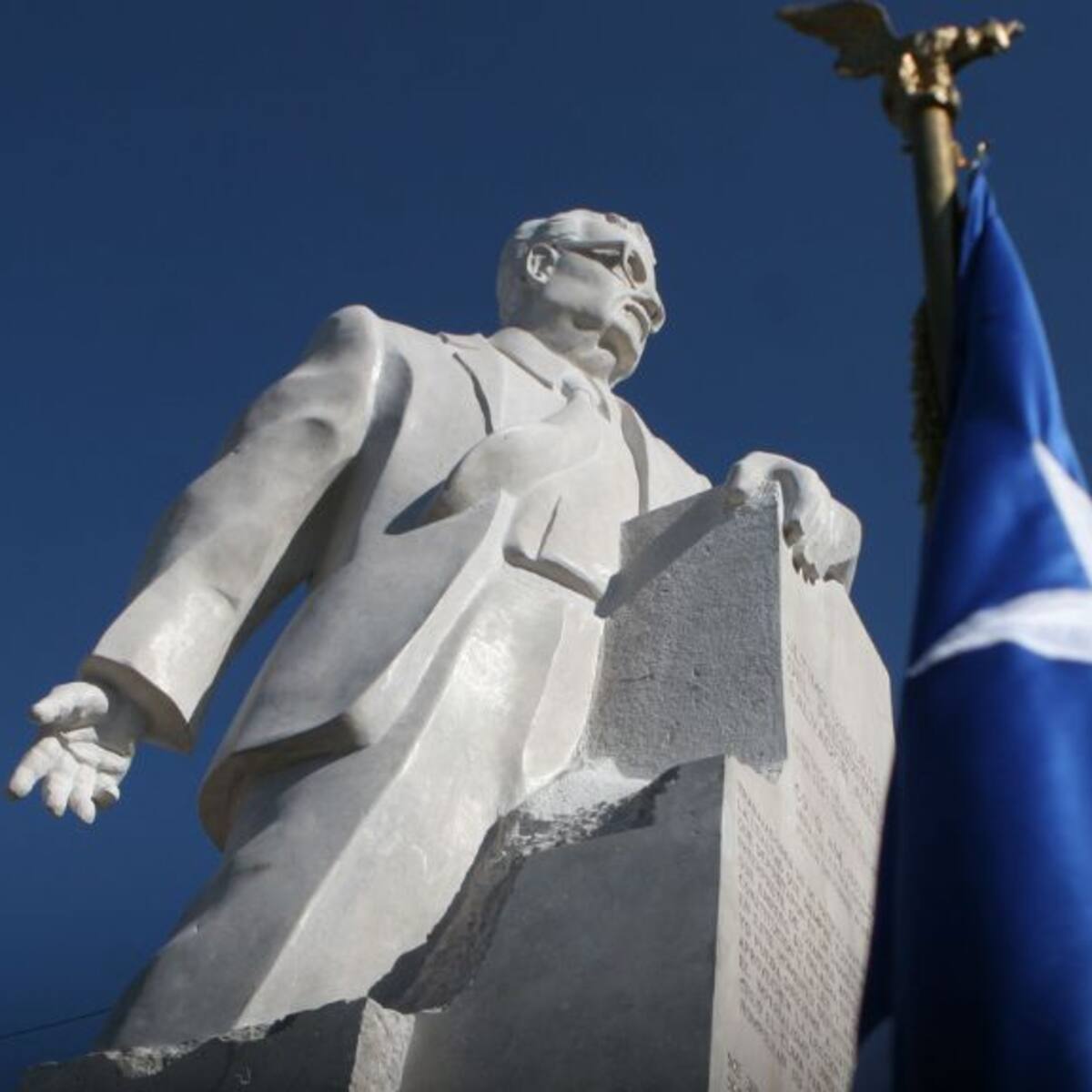 Desconocidos vandalizan monumento a Salvador Allende en San Joaquín durante la noche del 11 de septiembre