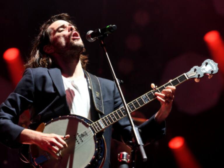 Músico de Mumford & Sons anunció que dejará la banda tras elogiar a periodista de la extrema derecha