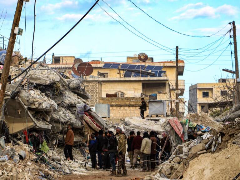 Rescatan a recién nacida entre los escombros en Siria: la única sobreviviente de su familia