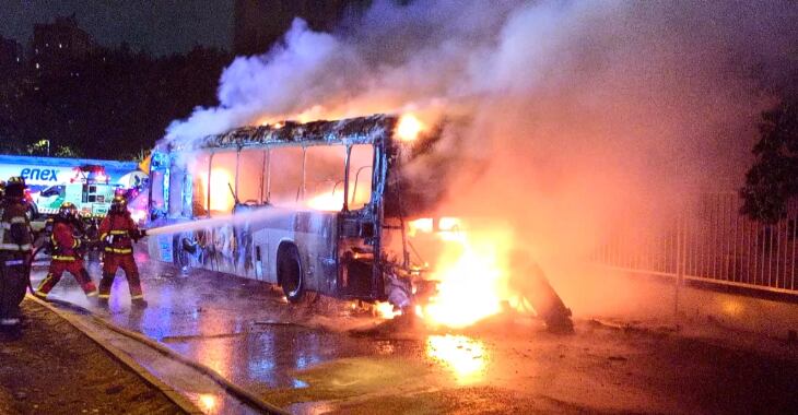 Bus RED del recorrido B20 se incendia en plena Costanera Norte