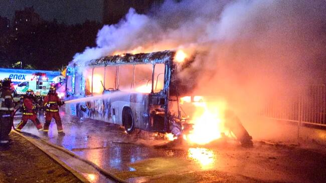 Bus RED del recorrido B20 se incendia en plena Costanera Norte
