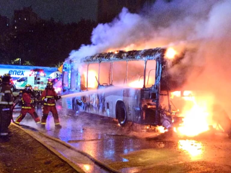 Bus RED del recorrido B20 se incendia en plena Costanera Norte