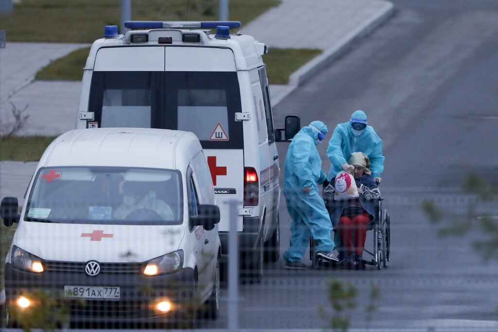 Paciente del Covid-19 llega a un hospital de Moscú
