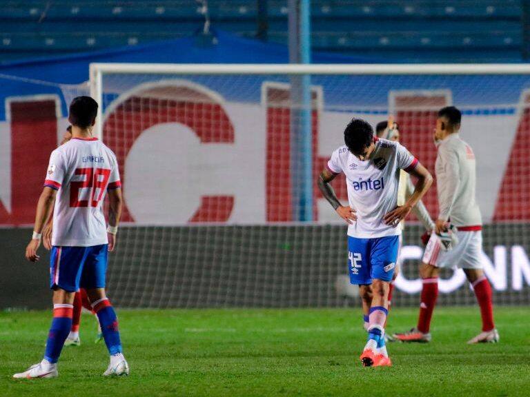 Uruguay's Nacional Pablo Garcia (L), Ignacio Lores (C) and Renzo Orihuela leave the field in defection after losing 6-2 to Argentina's River Plate in a closed-door Copa Libertadores quarterfinal football match at the Gran Parque Central stadium in Montevideo on December 17, 2020. (Photo by Ernesto RYAN / POOL / AFP) (Photo by ERNESTO RYAN/POOL/AFP via Getty Images)