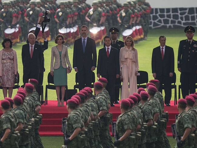 Enrique Peña en un desfile militar