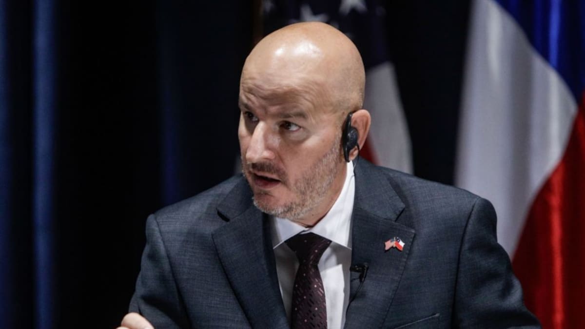 Embajador Judd pone en duda continuidad de Visa Waiver si Chile no se retira del proyecto de cable chino