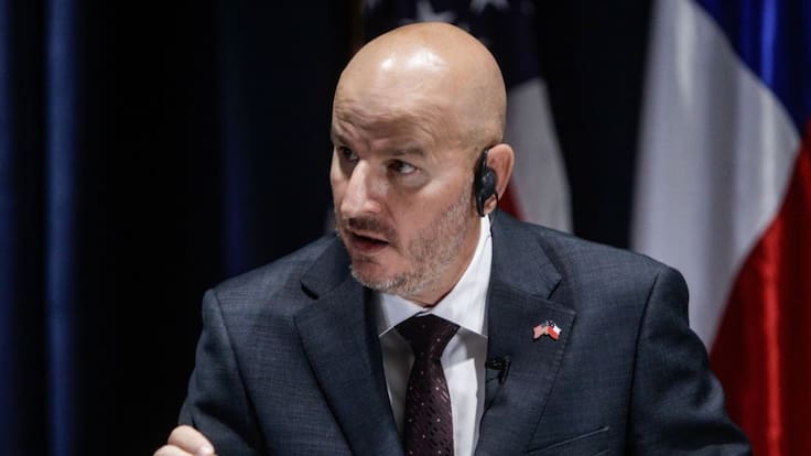 Embajador Judd pone en duda continuidad de Visa Waiver si Chile no se retira del proyecto de cable chino