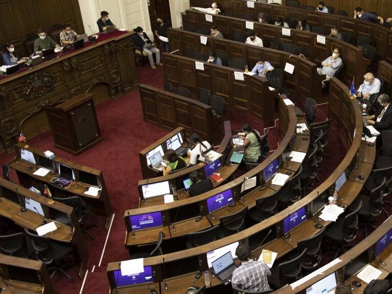 17 de Febrero 2022 / SANTIAGOEl pleno de la Convención constitucional en su cuarto día de deliberación y votación de los artículos elaborados por la Comisión de Forma de Estado.
FOTO: LUIS FELIPE ARAYA / AGENCIAUNO