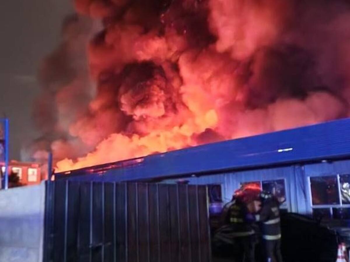 Reportan gran incendio en bodega de Macul: 15 carros de bomberos trabajan para combatir el siniestro