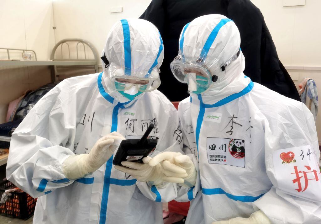 Médicos analizan muestras de coronavirus en Hospital de Wuhan