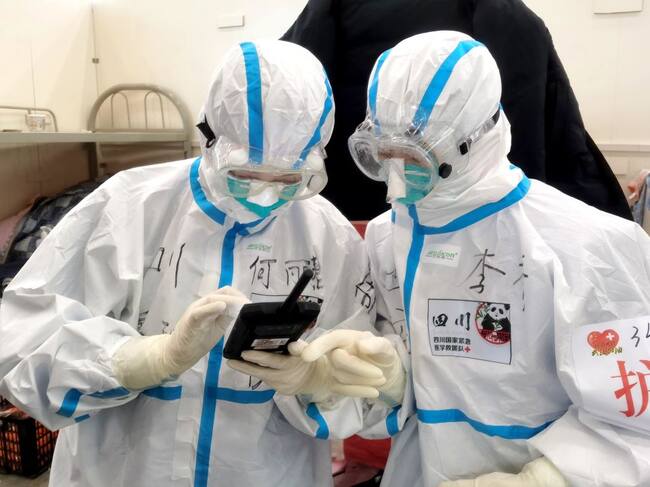 Médicos analizan muestras de coronavirus en Hospital de Wuhan